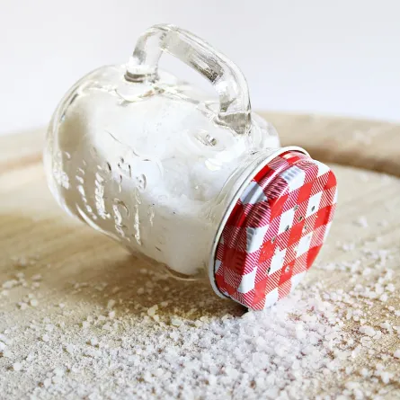 استخدام الملح مع الليمون يمكنه تنظيف الفضيات  - مصدر الصورة بيكسليز