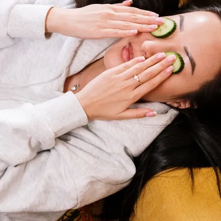 علاج احمرار العين في المنزل (المصدر: pexels)