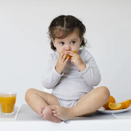 صورة لطفلة تميل إلى زيادة الوزن