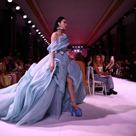 عرض مجموعة جورج حبيقة لخريف وشتاء 2023-2024 الراقية ( مصدر الصور : من Christophe ARCHAMBAULT / AFP)