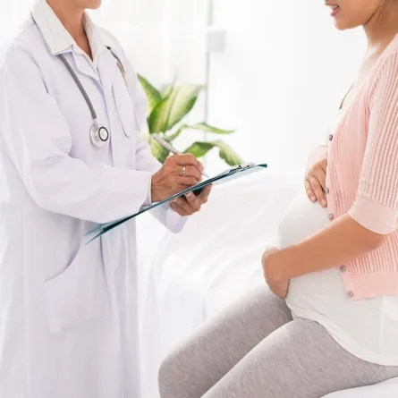 صورة لطبيب يفحص امرأة حاملاً