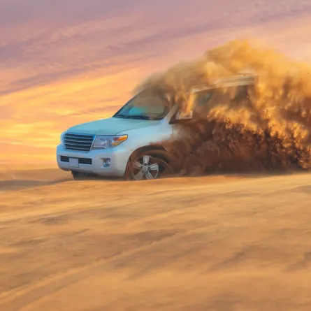 القيادة في الرمال (المصدر Adobe Stock by DanRentea)