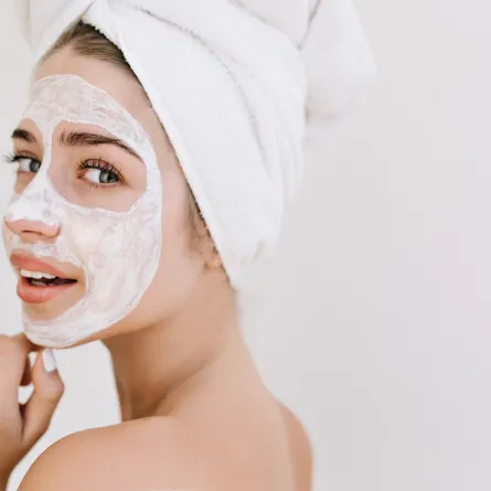 عناية بالبشرة بالطين الأبيض - الصورة من Freepik