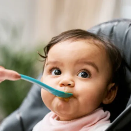 صورة لرضيع يتناول الطعام الخارجي