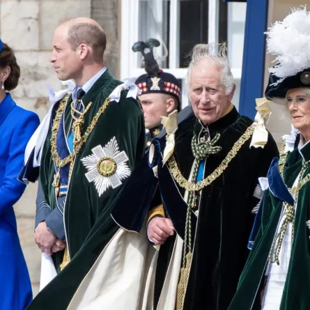 الملك تشارلز والملكة كاميلا والأمير ويليام والأميرة كيت King Charles III stands with Britain's Queen Camilla, Britain's Prince William, Prince of Wales and Britain's Catherine, Princess of Wales (مصدر الصورة: Lesley Martin / POOL / AFP)