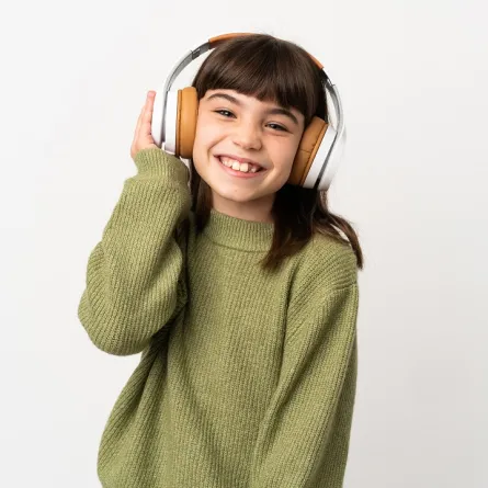 صورة لطفلة تستمع إلى الموسيقى