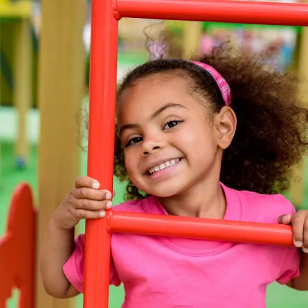 صورة لطفلة وابتسامة حلوة