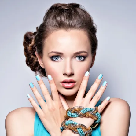 مناكير أزرق