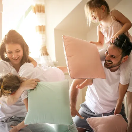 صورة عائلة تجري سباقاً بالمخدات