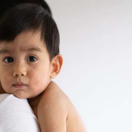 صورة لطفل تحمله أمه 