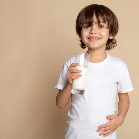 صورة لطفل يتناول الحليب