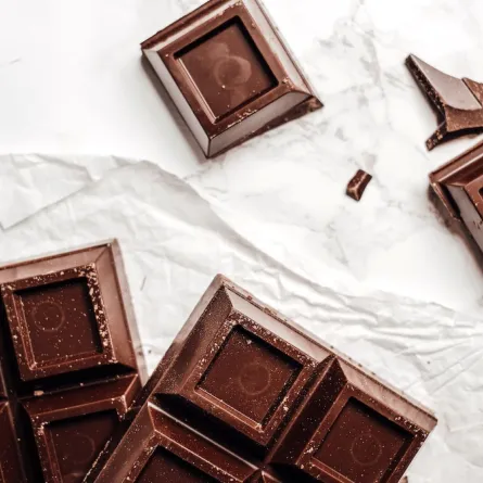 الشوكولاتة الداكنة تساعد في خفض ضغط الدم لأنها تعمل على تحسين تكوين أكسيد النيتريك الموسع للأوعية -pexels