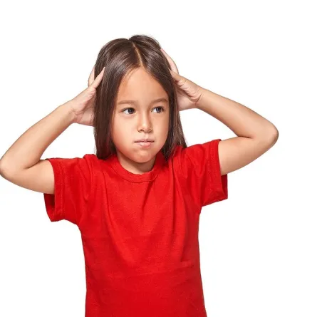 صورة لطفلة تضع يديها على رأسها