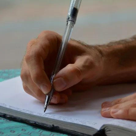 الفرق بين الكاتب والأديب