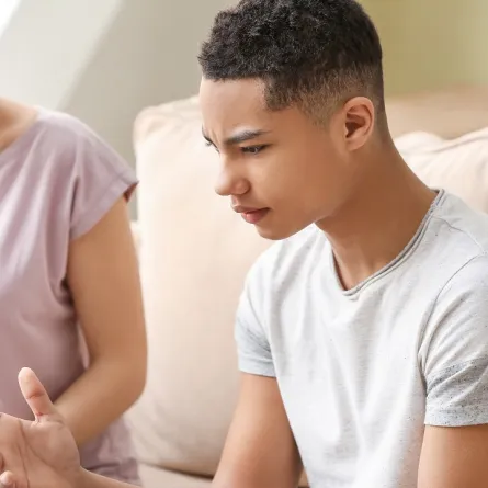 صورة نقاش حاد بين الأم والمراهق