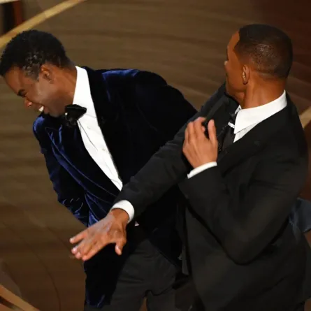 ويل سميث يصفع كريس روك (Will Smith slaps Chris Rock). مصدر الصورة: Robyn Beck / AFP