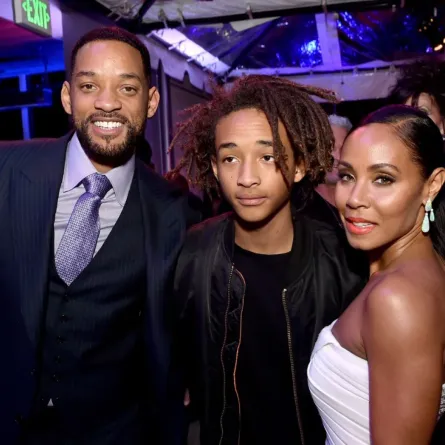 ويل سميث وجادا بينيكيت ويتوسطهما ابنهما جادين (Will smith, jaden, and jada Pinkett Smith). مصدر الصورة: Kevin Winter/Getty Images/AFP