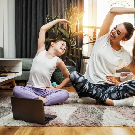 صورة لطفلة وأمها تمارسان الرياضة