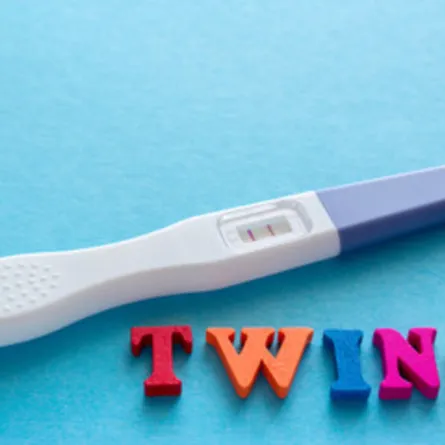 صورة تعبر عن فرحة الحمل بتوأمين