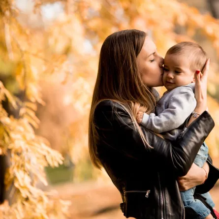 صورة أم تحمل طفلها