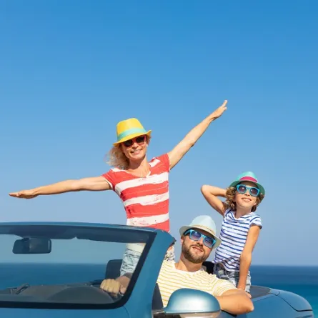 أسرة سعيدة مكونة من أب وأم وطفلة في رحلة صيفية بالسيارة -المصدر: envato