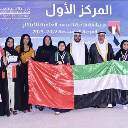 فريق مؤسسة الإمارات للتعليم المدرسي يحصد المركز الأول بمسابقة الشيخة فادية السعد الصباح العلمية . الصورة من الحساب الرسمي لمدير عام مؤسسة الإمارات للتعليم المدرسي على تويتر