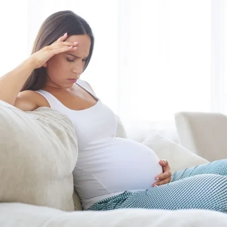 صورة لامرأة حامل تشعر بالتعب