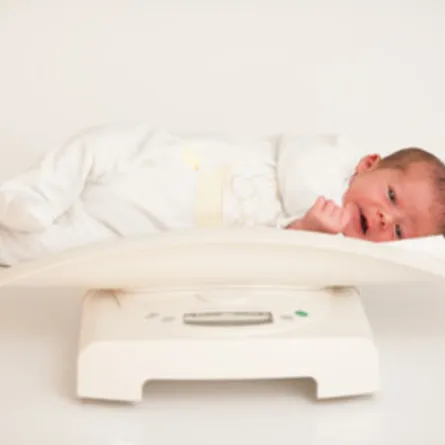 صورة لمولود فوق الميزان