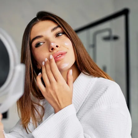 ضرورة العناية بالبشرة - الصورة من Freepik 