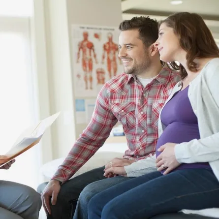 صورة تعبيرية عن تدعيم الزوج الأب للجنين