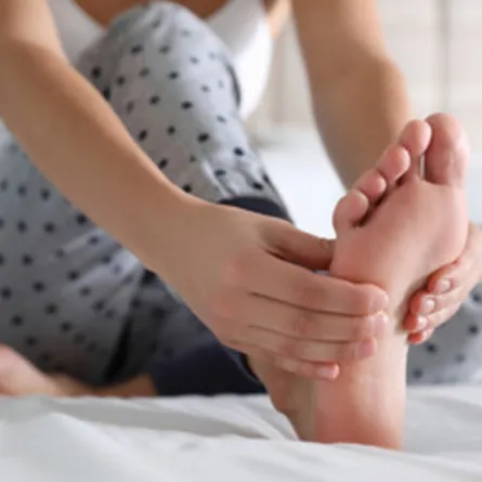 صورة لأم لديها ألم في الساق بعد الولادة