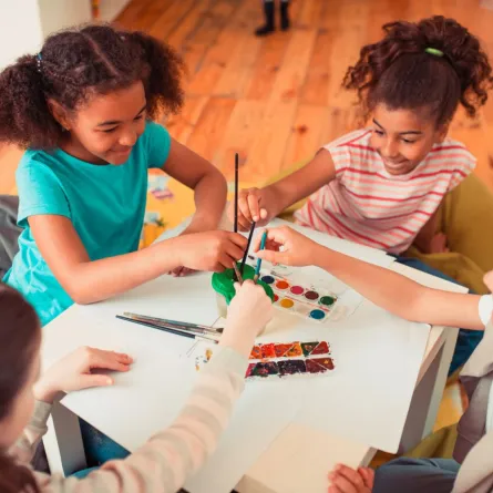 صورة أطفال يرسمون