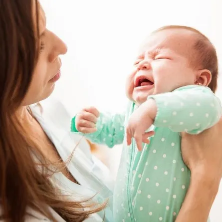 صورة لأم ورضيعها يبكي