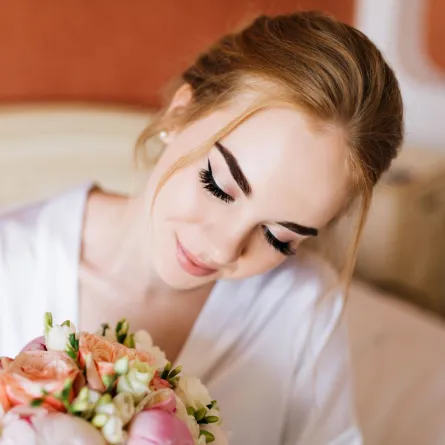 مكياج عيون ناعم مع الأيلاينر الأسود للعروس 