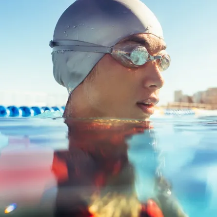 صورة لحامل تستعد للسباحة