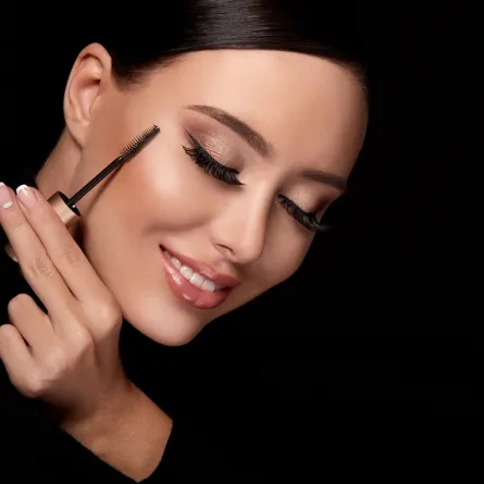 تطبيق ماسكارا أسفل الرموش - الصورة من Shutterstock