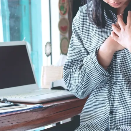 صورة لامرأة تشعر بألم في الثدي