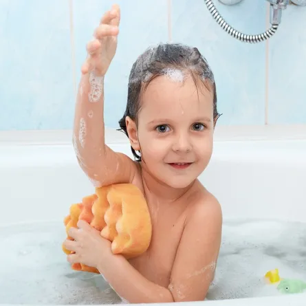 صورة لطفلة تقوم بالاستحمام