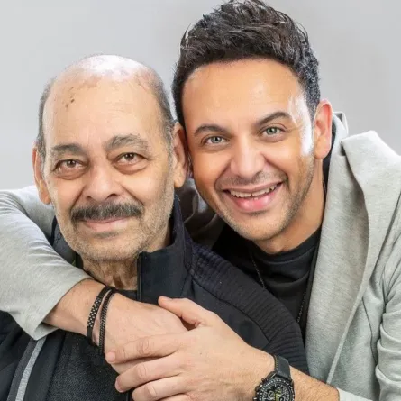 مصطفى قمر برفقة والده- الصورة من حساب مصطفى قمر على انستغرام