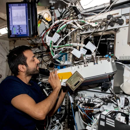 سلطان النيادي يشارك في التجربة على متن محطة الفضاء الدولية. الصورة من الحساب الرسمي للنيادي على تويتر