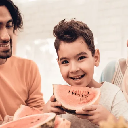 صورة لطفل يتناول الطعام