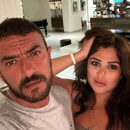 ياسمين عبد العزيز بأحدث صورة مع العوضي: بيضحك أهو