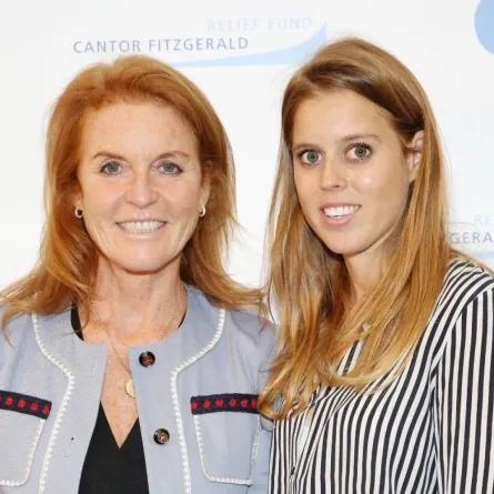 الأميرة بياتريس وسارة فيرغسون (Sarah, Duchess of York and Princess Beatrice of York). مصدر الصورة: Robin Marchant/Getty Images for Cantor Fitzgerald/AFP 