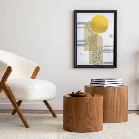 اللوحات تزين الجدران الفارغة