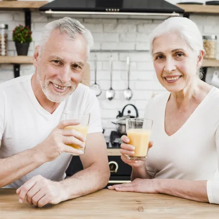 الأشخاص فوق الـ 65 عاماً يحتاجون إلى مشروبات البروتين يومياً (المصدر: Freepik)