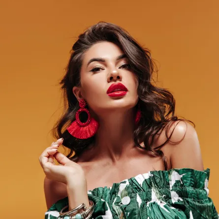 أحمر الشفاه وملمع الشفاه أيهما أجمل ؟  الصورة من freepik 