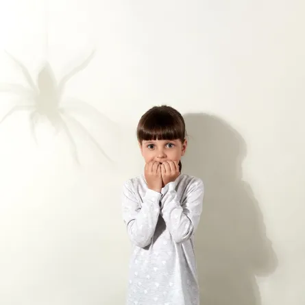 صورة لطفلة خائفة