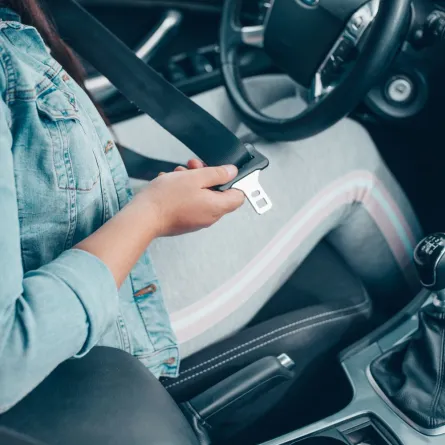 كيفية ارتداء حزام الأمان في السيارة (AdobeStock)