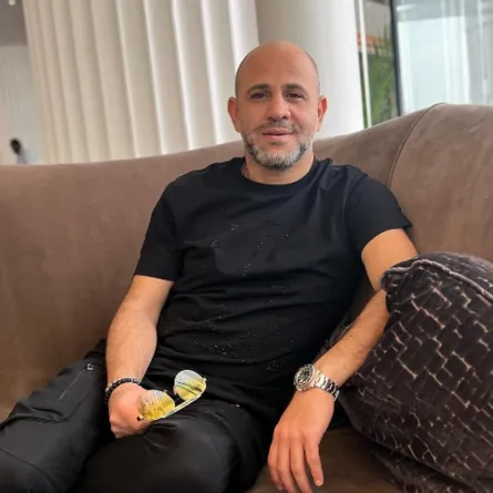 عزيز الشافعي - الصورة من صفحته الرسمية على فيس بوك