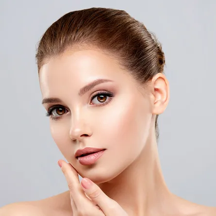 كيفية إخفاء البقع الداكنة بالمكياج 